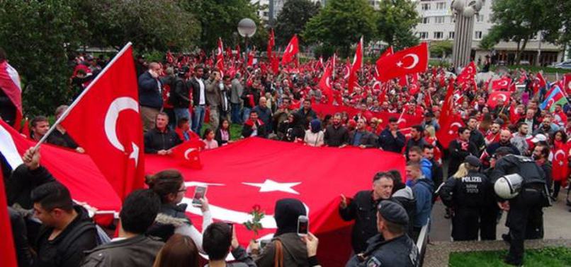 PKK'LILAR TERÖRE TEPKİ İÇİN YÜRÜYENLERE SALDIRDI