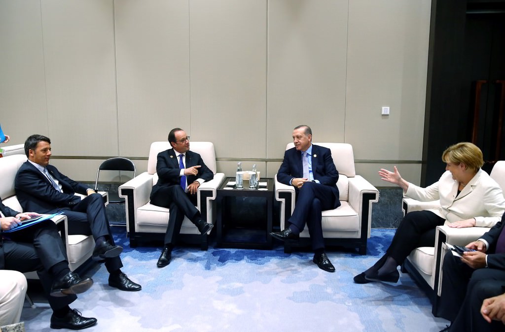 Erdoğan, liderlerle dörtlü zirvede bir araya geldi