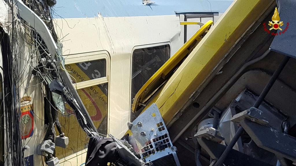İtalya’da iki tren çarpıştı: 10 ölü