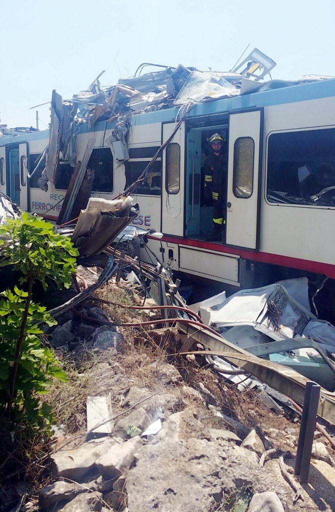 İtalya’da iki tren çarpıştı: 10 ölü