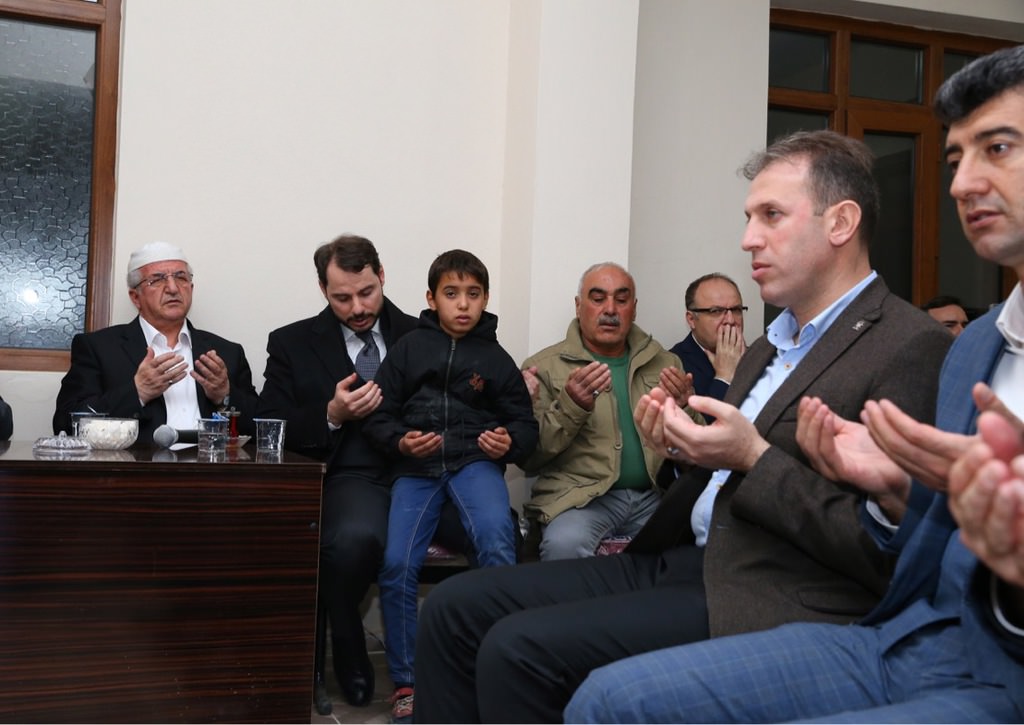 Bakan Berat Albayrak acılı ailelerin yanında