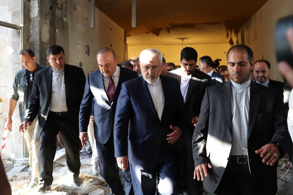 İranlı Bakan Zarif Meclis'i şaşkınlıkla izledi